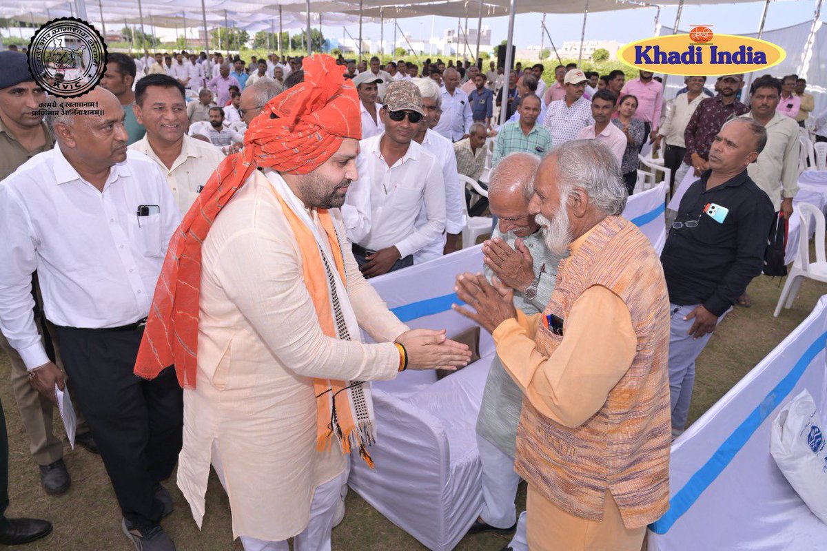 kvicindia's tweet photo. In around  300 Khadi Institutions are working in Gujarat and around 22,000 Khadi artisans are registered, out of which more than 14,000 artisans belong to SC and ST community. https://t.co/QpMjn7qEM6