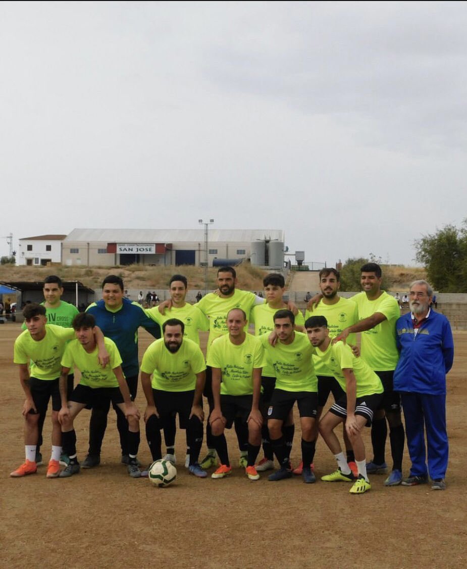 Foto del equipo ante el partido disputado este domingo ante los veteranos de Corte de Peleas, con victoria del equipo por 5-3 ⚽️