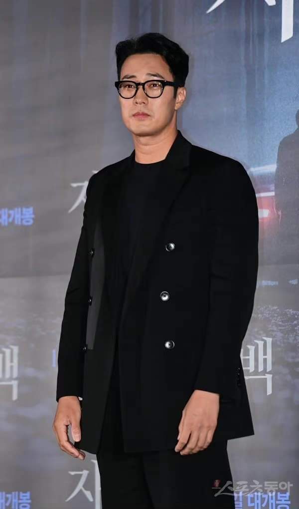 Hind255's tweet photo. [Update] 18102022 So Ji Sub  in the press screening for his movie "Confession " ( thanks to credit)
#소지섭 #SOJISUB
#영화 #자백 #제작보고회
#유민호 #10월26일 #개봉
#51K #51K스타그램 https://t.co/cKZkoatf4H