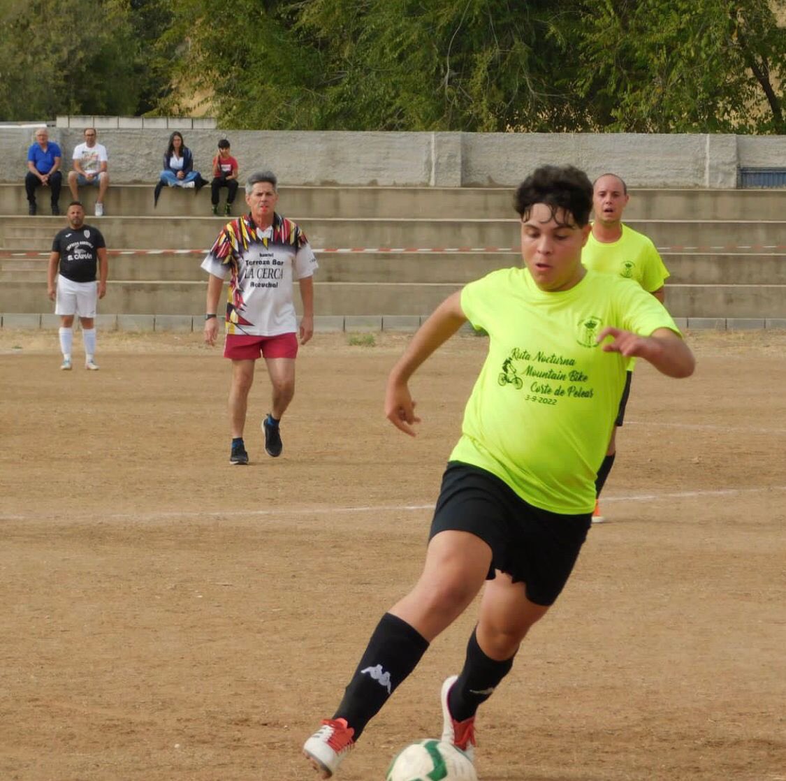 Aquí tenemos unas fotos de algunos jugadores del encuentro ante los veteranos de Corte de Peleas
