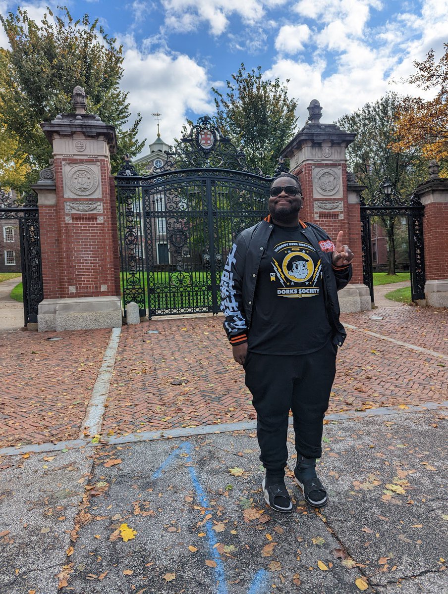 TFW you get invited to an Ivy League campus to share your story in a class that starts off with a CYPHER. 🗣️🎤

Thank you Dr. <a href="/sammusmusic/">dr. enongo / sammus the rapper</a> for having us out to <a href="/BrownUniversity/">Brown University</a>. Who ever would’ve thought. 🖤🙏🏾

Now that’s how you end a tour! 🎓