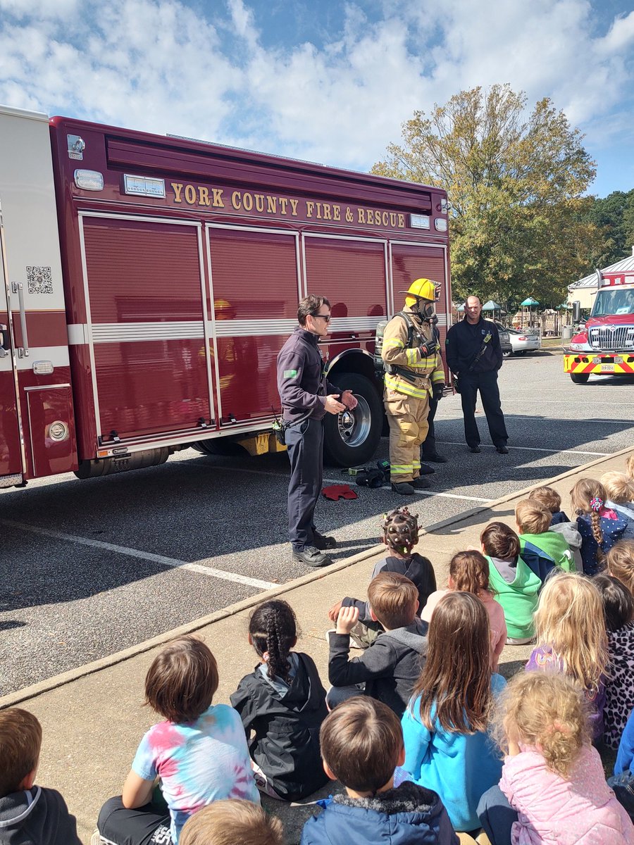 skramer7217's tweet photo. @GBEGrizzlies Kindergarteners learning about Fire Safety!  Check your smoke detectors! https://t.co/w39cRt087e