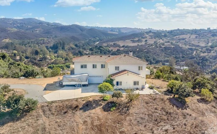 eLoanRealty's tweet photo. House For Sale ❗️❗️❗️
Are you a nature lover? Wish to live on the top of the hill with magnificent view from each room? This is the best home that you are looking for. Two stories home with 5 bedrooms, 3 bathrooms. 

Listing Price: $1,085,000. https://t.co/ptYPadvgRT