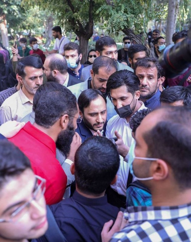sedaye_aseman's tweet photo. ممنون آقای @alibahaadori 
چقدر زودتر از اینها به این صحنه نیاز داشتیم تا کار به این شکاف نمیرسید
اگر این گفتگوها زودتر اتفاق می افتاد شاید صف اوباش از معترضین هم جدا میشد https://t.co/K9m5J9HQjE