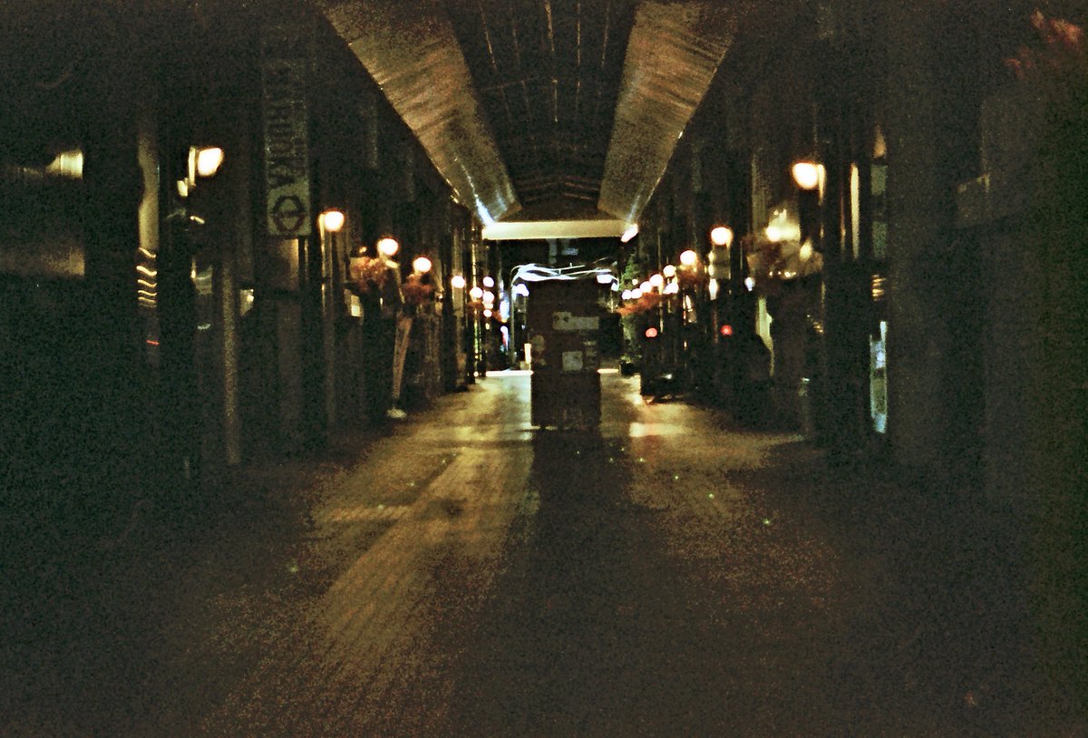 atopintyunen's tweet image. 日曜23時、アーケード街。

OLYMPUS OM-1MD
G.ZUIKO AUTO-S 50mmF1.2
LOMOCHROME METROPOLIS

#フィルムカメラ　
#オールドレンズ　
#アーケード街