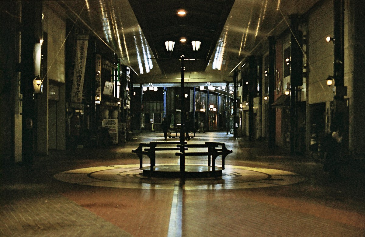atopintyunen's tweet image. 日曜23時、アーケード街。

OLYMPUS OM-1MD
G.ZUIKO AUTO-S 50mmF1.2
LOMOCHROME METROPOLIS

#フィルムカメラ　
#オールドレンズ　
#アーケード街