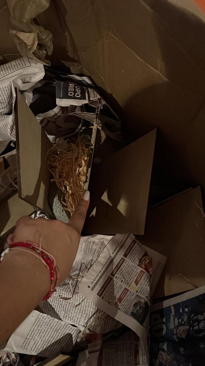 WalterMataMtz's tweet photo. Nunca he hecho esto, pero lo haré por el bien de los demás.

Tenía que enviar unos productos a un cliente en Puerto Vallarta, pague el envío express (día siguiente), todavía que se tardan 6 días en entregarlo, miren cómo lo entregaron… no tienen valores la gente de @estafeta https://t.co/O89Mn9IpDh