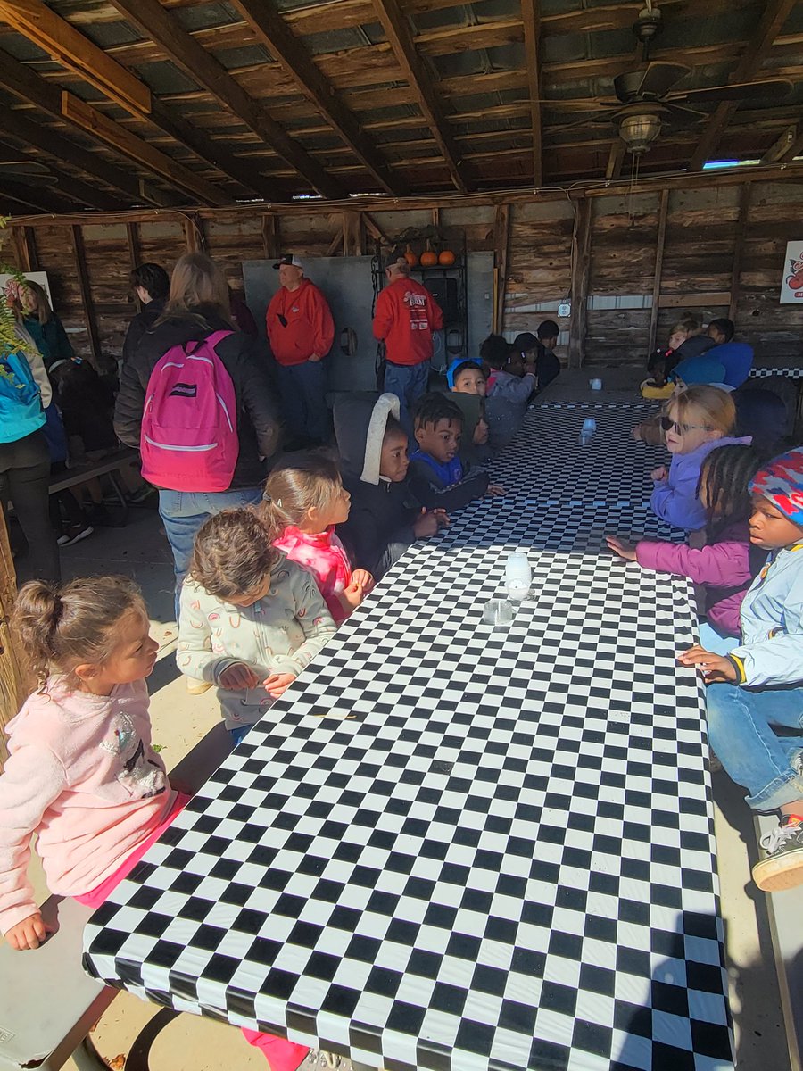 DanielleB4WMES's tweet photo. @MsChappellWMES 's class having so much fun at Patterson Farms Field Trip! 
#WMES
#ONEPACK
#OURPACKISONTRACK
#Pattersonfarm https://t.co/ARoKjkznEs