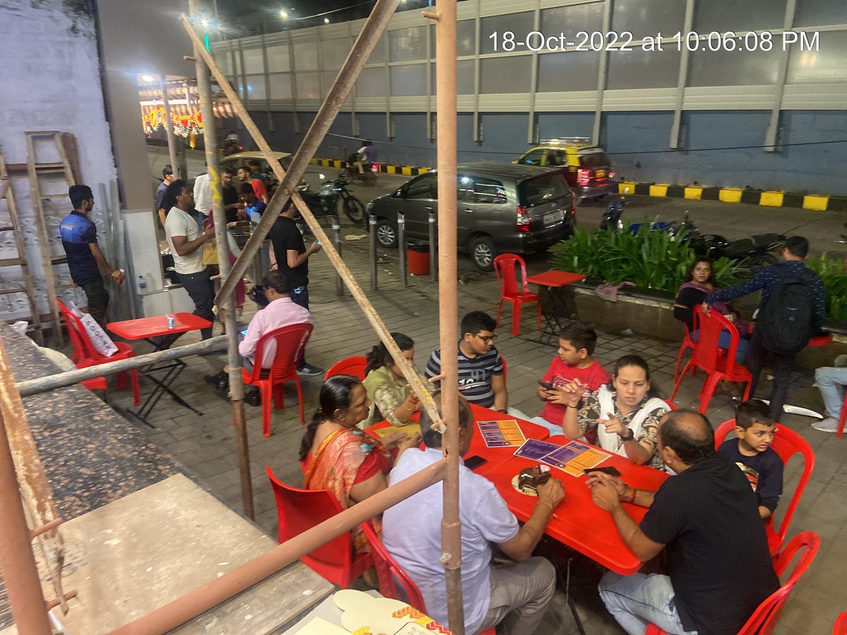 amitmore3546's tweet photo. मुंबईत मराठी माणसाने छोटासा स्टॉल लावला कि लगेच कारवाई होते
महानगरपालिका F-South च्या समोरील रोड वरील पुटपाथ वर जाण्या येण्याच्या रहदारीच्या रस्त्यावर हे नक्की चाललं काय आहे
कोणाच्या आशीर्वादाने हे चाललं आहे 
पत्ता-सोनस टॉवर
सेंट पॉल शाळेजवळ
परेल मुंबई -12
@mumbaimatterz @mybmc https://t.co/Ic7SvKOrYY