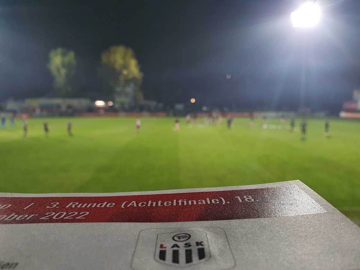LASK_Official's tweet photo. Es ist wieder #UNIQAOEFBCup-Zeit! Der LASK heute zu Gast beim @FACWien - unsere Jungs wärmen sich bereits auf und im Auswärtssektor werden die ersten Schnitzelsemmerln verspeist. Von uns aus kann's losgehen!
______________________________
🔵⚪FAC 0-0 ASK⚫⚪
#FACASK https://t.co/JskpY2KVfg