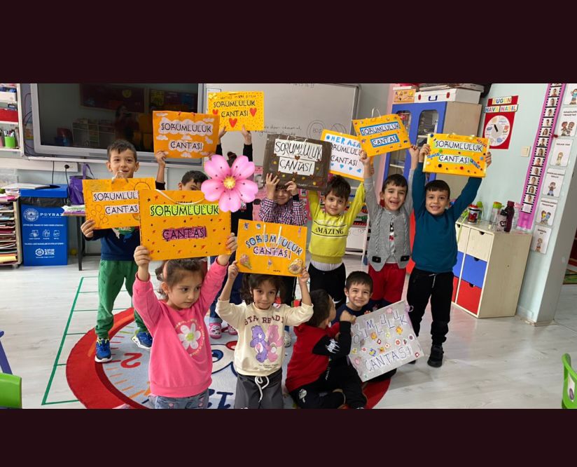 SukruSenolOo's tweet photo. Şükrü Şenol anasınıfı 3 şube olarak yürütülen değerler eğitimi projesi, Ekim ayı sorumluluk çantam etkinliği gerçekleştirildi.
#Gemlik #ŞükrüŞenolOrtaokulu #minikeller #minikkalpler #çalışkankalpler #sorumlulukçantam
@tcmeb
@bursailmem16
@GemlikMem
@MehmetMd10
@RezzakARSLAN2 https://t.co/PcUkwAKgo8
