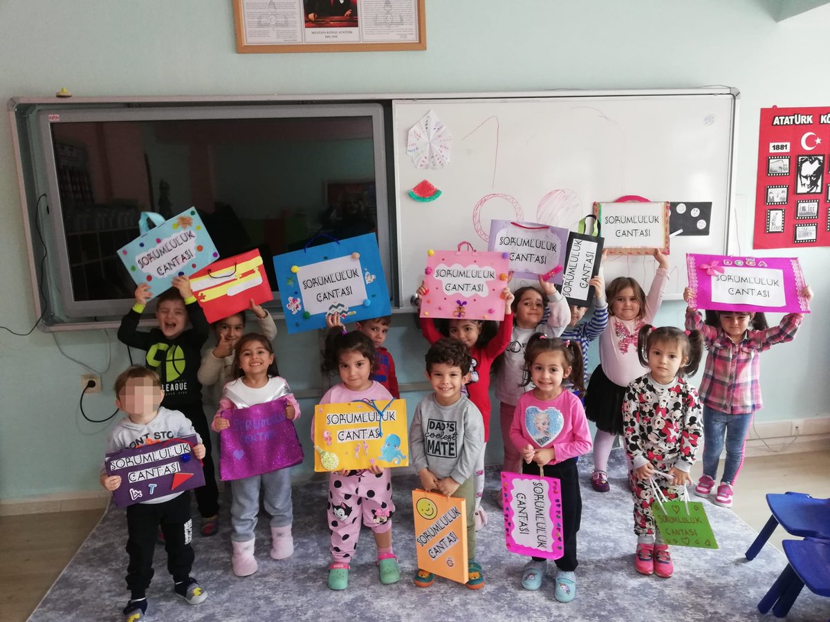 SukruSenolOo's tweet photo. Şükrü Şenol anasınıfı 3 şube olarak yürütülen değerler eğitimi projesi, Ekim ayı sorumluluk çantam etkinliği gerçekleştirildi.
#Gemlik #ŞükrüŞenolOrtaokulu #minikeller #minikkalpler #çalışkankalpler #sorumlulukçantam
@tcmeb
@bursailmem16
@GemlikMem
@MehmetMd10
@RezzakARSLAN2 https://t.co/PcUkwAKgo8