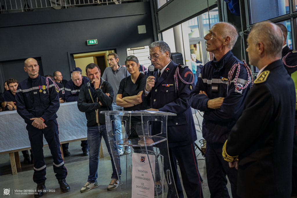 sis_2b's tweet photo. 🤝 C’est aussi une vive émotion après plus de 40 ans de service pour le Lieutenant Mamberti qui fait valoir ses droits la retraite et qui met fin à ses activités de sapeur-pompier pour se consacrer à ses proches. https://t.co/P7w4IAWbE4