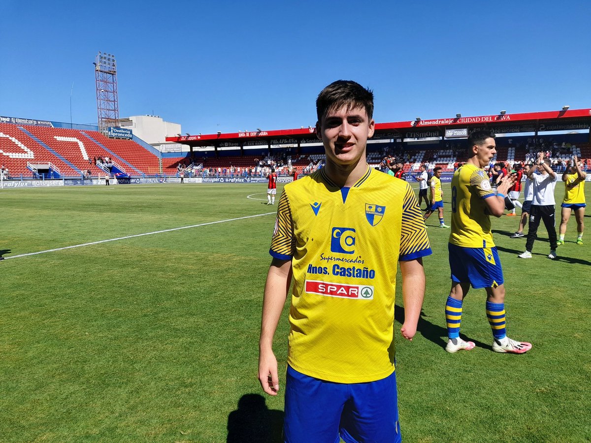 JAReinaGonzalez's tweet photo. AVANCE 'MINUTO 30':

➡️ Miércoles / Historias del fútbol modesto extremeño: una discapacidad no impide a @_darriba jugar en 2ª Extremeña con la @SPV_OFICIAL 'B'.

➡️ Jueves / Memorias en 💚🤍🖤: el guardameta Pedro Chamorro marcó 5 penaltis con el @CDDonBenito_ en 3ª la 89-90. https://t.co/H5BCaJk32K