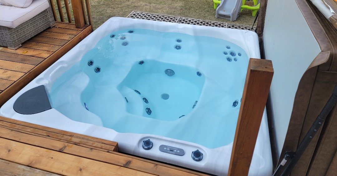solarahottubs's tweet photo. Crystal clear and ready to enjoy! The Wallace family is prepared to make memories in their gorgeous new Beachcomber 380 hot tub this fall. #beachcomberyeg #beachcomberhottubs. https://t.co/JhLRb83L3x