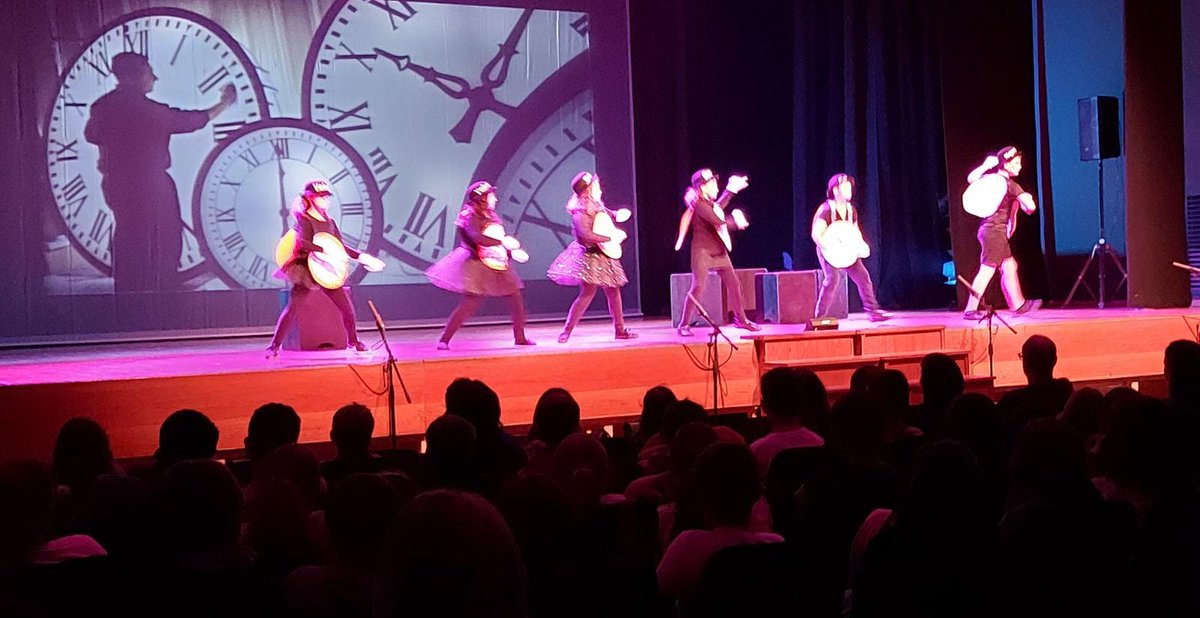 Colegio_Helios's tweet photo. El alumnado de sexto ha sido hoy protagonista-actor en MOSTRA'T, en el Auditorio Municipal, con el aforo completo de escolares de otros centros educativos y la obra “Menuda Vuelta” con la dirección artística de los profesores Inma y Rafa.
#TempusHelios #teatrhelios https://t.co/ArB4RiV3R5