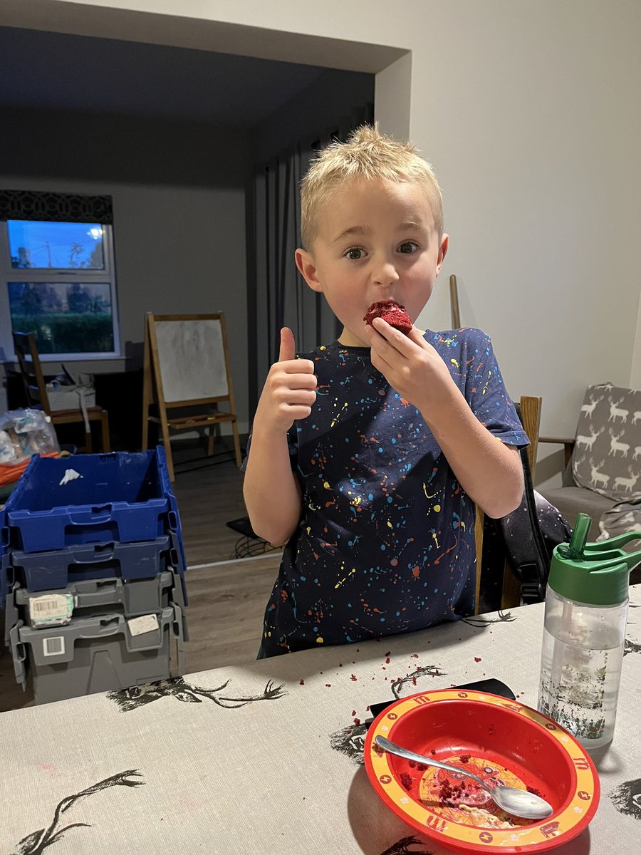 👍🏻 When @LynneRainey1 brings #RedVelvet (excuse the boxes - #HouseMoveImminent)