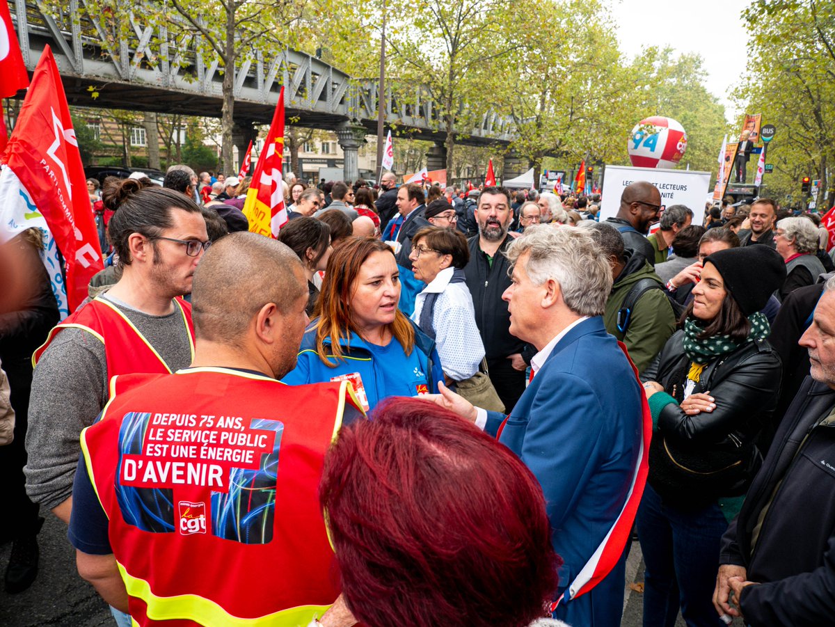 pcf_94's tweet photo. Journée de #Greve18octobre et de rassemblement avec les syndicats et toutes les forces convergentes pour l'augmentation des salaires et pour la protection du droit de grève.

Poussons le mouvement plus loin encore, les #JoursHeureux sont à portée ! https://t.co/93Vgg9bWMK