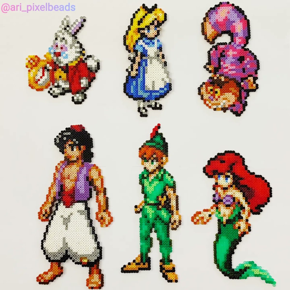 AriPixelBeads's tweet photo. Alicia, el Conejo blanco, el gato de Cheshire, Aladdín, Ariel y Peter Pan, personajes variados de las pelis de Disney.
🛒 Si te interesa tienes el link de la tienda en mi perfil.
#hamabeads #perlerbeads #pixelart #Disney #LaSirenita #PeterPan #Aladdin #elpaisdelasmaravillas https://t.co/MOiKplxW86