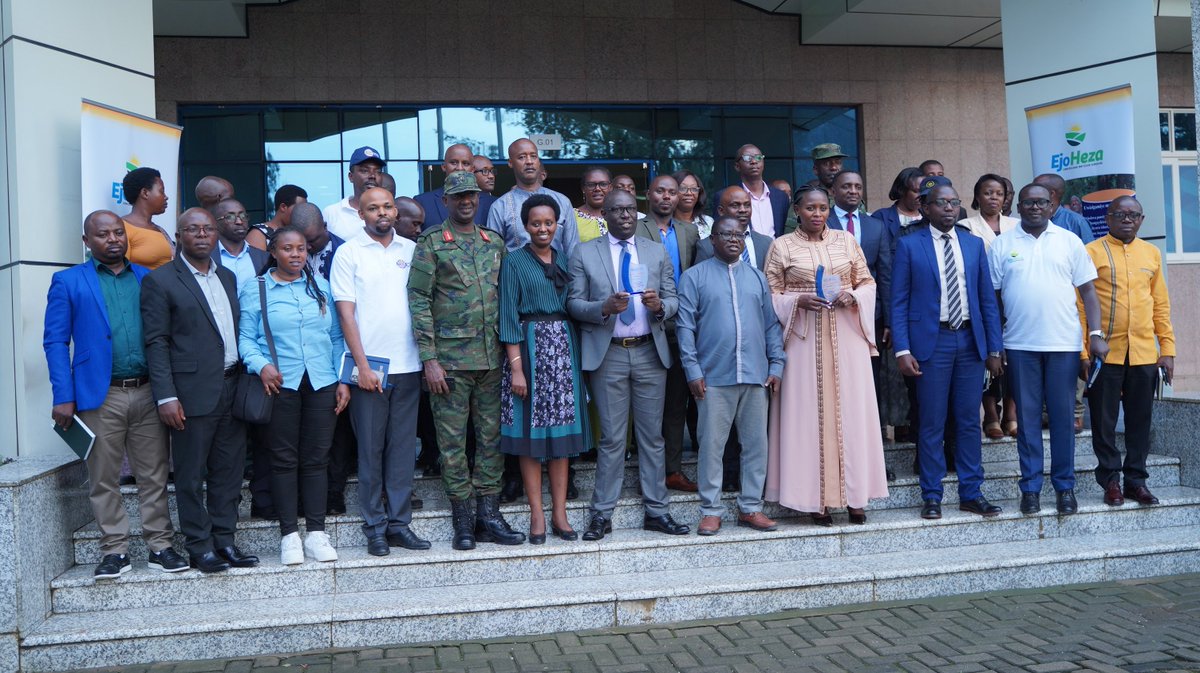 Nyamasheke's tweet photo. Ubuyobozi Bukuru bw' Ikigo cy’Ubwiteganyirize mu Rwanda @RSSB_Rwanda  bwashyikirije Ubuyobozi bw' Akarere igikombe nk' ishimwe ry' Akarere kaje ku mwanya wa 2 ku rwego rw' Igihugu kakanaba ku isonga mu Ntara y' Iburengerazuba muri gahunda ya #EjoHeza mu mwaka wa 2021-2022 https://t.co/IgomzwCMex
