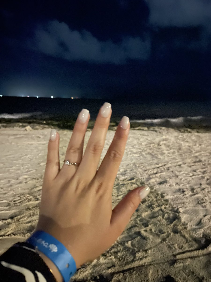 FatRdz's tweet photo. ahora sí, el de promesa amikos, Dios siempre ha bendecido este amor tan bonito y si su voluntad así lo desea pronto este anillo será cambiado💛 https://t.co/BMm8bYYmE9