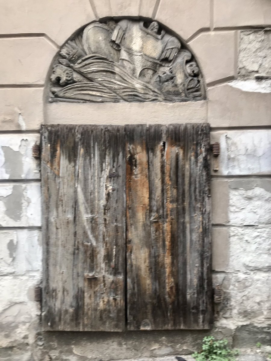 sangermax's tweet photo. #Trieste #fvg #aus #ita #slo #borderlinecity #exmitteleuropa #viadellarotonda #viaSanMichele #palazzoPancera #fregi #oldtown #architecture Commissionato da #DomenicodePancera rappresenta uno degli esempi più importanti dello stile #neoclassico a Trieste. https://t.co/AKZTt9oCJv