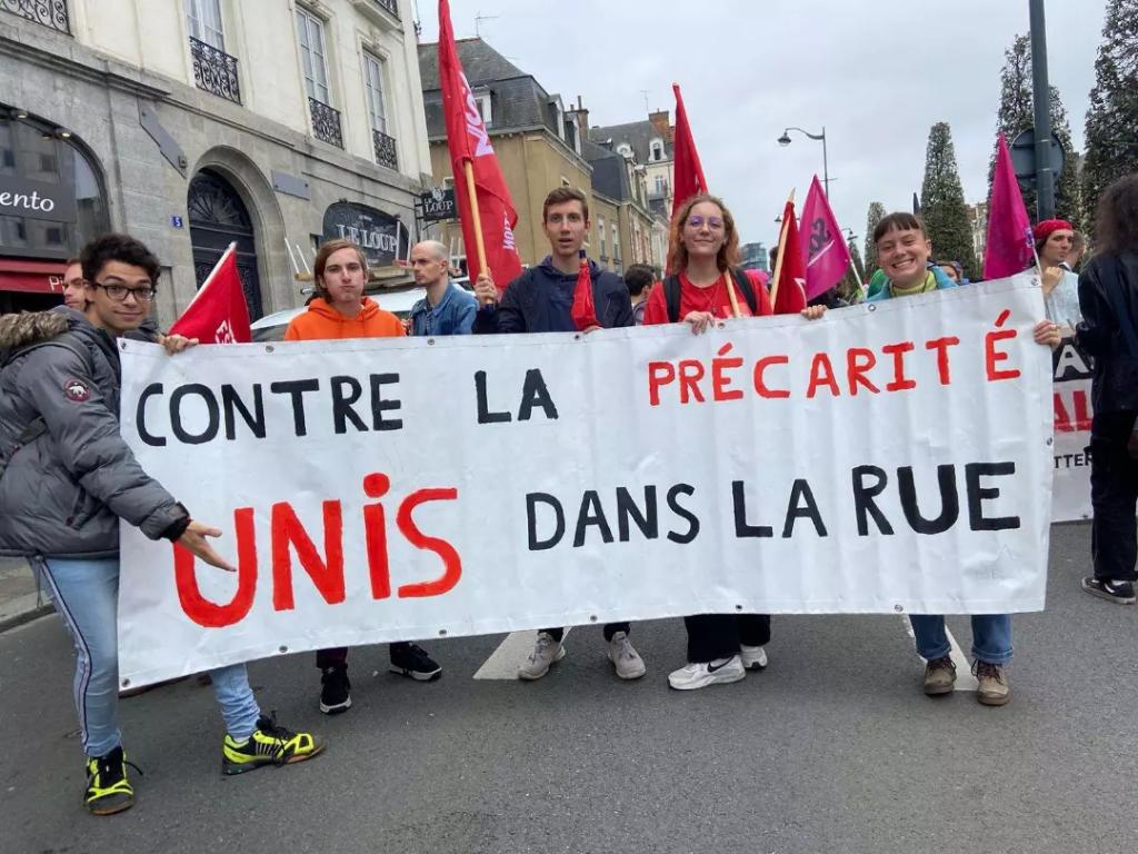 FSE_Rennes's tweet photo. 📢 Nous étions présent.e.s aujourd'hui en soutiens aux https://t.co/Ew4uQpqWZk.s et pour défendre notre droit à la grève ✊✊

📌 rdv jeudi 20 octobre devant le CROUS place Hoche pour revendiquer des logements dignes et des repas pour toustes !! https://t.co/E3XrLzROa5