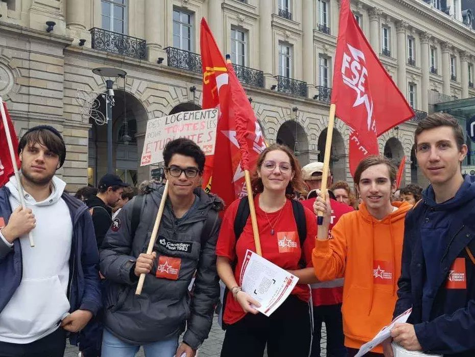 FSE_Rennes's tweet photo. 📢 Nous étions présent.e.s aujourd'hui en soutiens aux https://t.co/Ew4uQpqWZk.s et pour défendre notre droit à la grève ✊✊

📌 rdv jeudi 20 octobre devant le CROUS place Hoche pour revendiquer des logements dignes et des repas pour toustes !! https://t.co/E3XrLzROa5