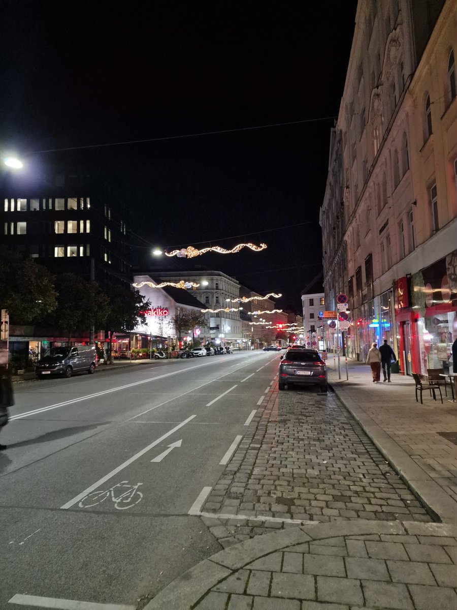 Liebe <a href="/Stadt_Wien/">Stadt Wien</a> . Normalerweise schaltets die Weihnachtbeleuchtung mitte November ein. Hat sich heuer wer mitn Datum vertan oder warum brennt sonst von der Eslarngasse bis Wien Mitte auf der kompletten Strecke die Weihnachtbeleuchtung? Energiekriese scheint net so ernst zu sein