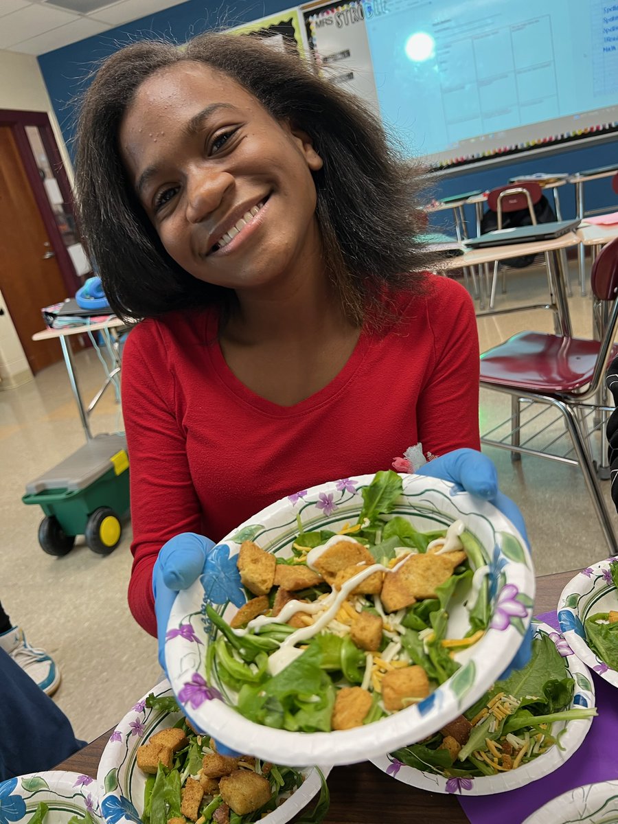 strobleclass's tweet photo. Students were able to harvest their lettuce today. https://t.co/1dTLgiGgg1