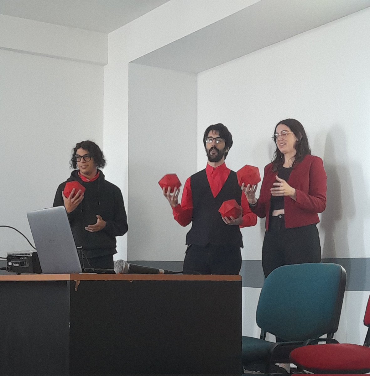 Ladobperio's tweet image. 📍YA EMPEZÓ EL CONGRESO DE COMUNICACIÓN DIGITAL

👉 Hasta las 17:30 con actividades, conversatorios, presentaciones, exposiciones y más 🥳

Les dejamos el #LadoB de lxs estudiantes que participaron de las Experiencias Transmedia 👇

#PerioUNLP #Periodismo #Comunicacion #PerioTCD