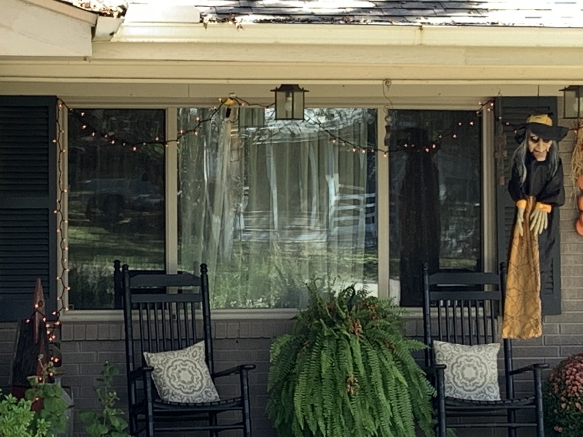 RingerWindow's tweet image. Happy Fall! Three Lite Horizontal sliding windows are a great window solution for super WIDE spaces - A large fixed center portion and then 2 smaller sliding sashes with BetterVue screens to get some great ventilation during these awesome fall days!

ringerwindows.com/horizontal-sli…