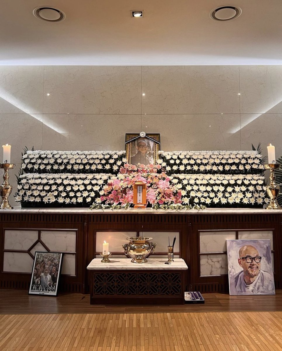 The funeral was held in Korea by KJG'sfamily with management,and countless hearts gathered as we mourned and endured thesedifficult times together.itwas made more meaningful by the presence of many funeral wreaths and mourners.
KJG's precious memories were shared(...)
Hyunjin Kim