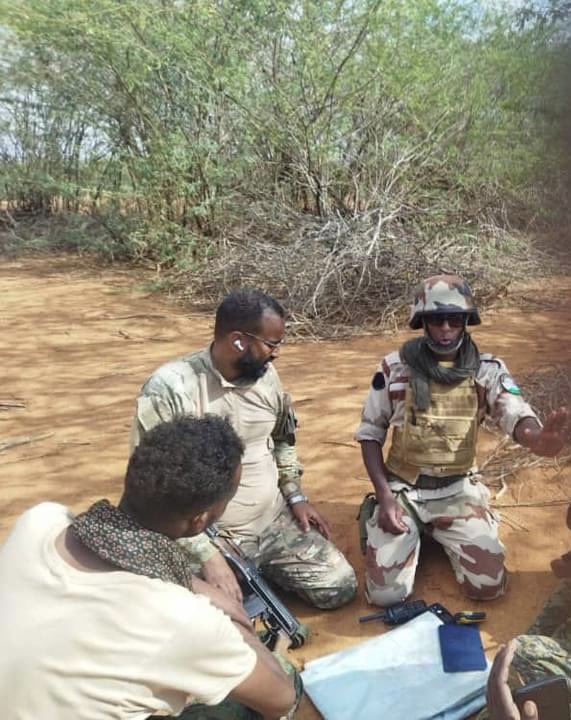 MAWareSO's tweet photo. Djiboutian 🇩🇯 #HiilWalaal ATMIS troops helping and guiding local forces in Jalalaqsi District. MP Abdimalik with Djiboutian Commander and #SNA officer on the Hiiran-M/Shabelle border! Merci 🇩🇯🙏 https://t.co/RbFdljYiu8