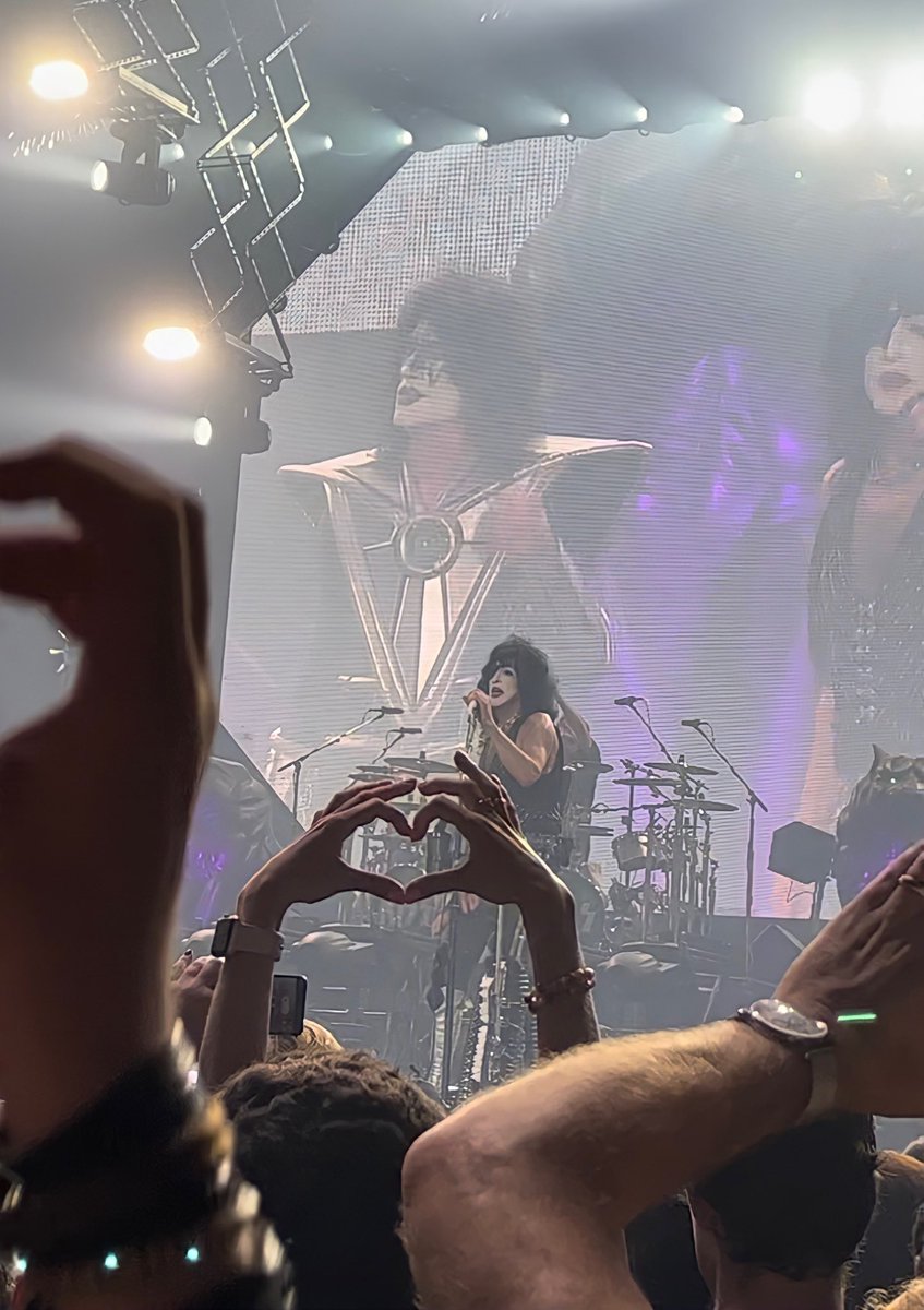 manondhoore's tweet photo. @PaulStanleyLive aaaa pls come back to Amsterdam!! I had such a great time, I would love to see you guys live again! :) https://t.co/RX20H6x5Qt
