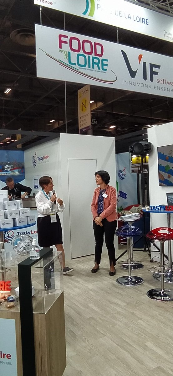 FoodLoire's tweet photo. @sial_paris 
Merci à Claire Theveniau et @sionmaxime du Conseil Régional @paysdelaloire pour leur visite du pavillon régional mis en œuvre par @FoodLoire. L'agroalimentaire ligérien mis en valeur et plébiscité par les visiteurs internationaux venus très nombreux. https://t.co/dVAgGgArq1
