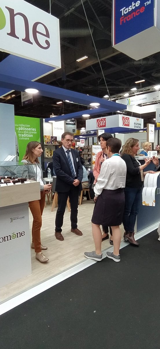 FoodLoire's tweet photo. @sial_paris 
Merci à Claire Theveniau et @sionmaxime du Conseil Régional @paysdelaloire pour leur visite du pavillon régional mis en œuvre par @FoodLoire. L'agroalimentaire ligérien mis en valeur et plébiscité par les visiteurs internationaux venus très nombreux. https://t.co/dVAgGgArq1