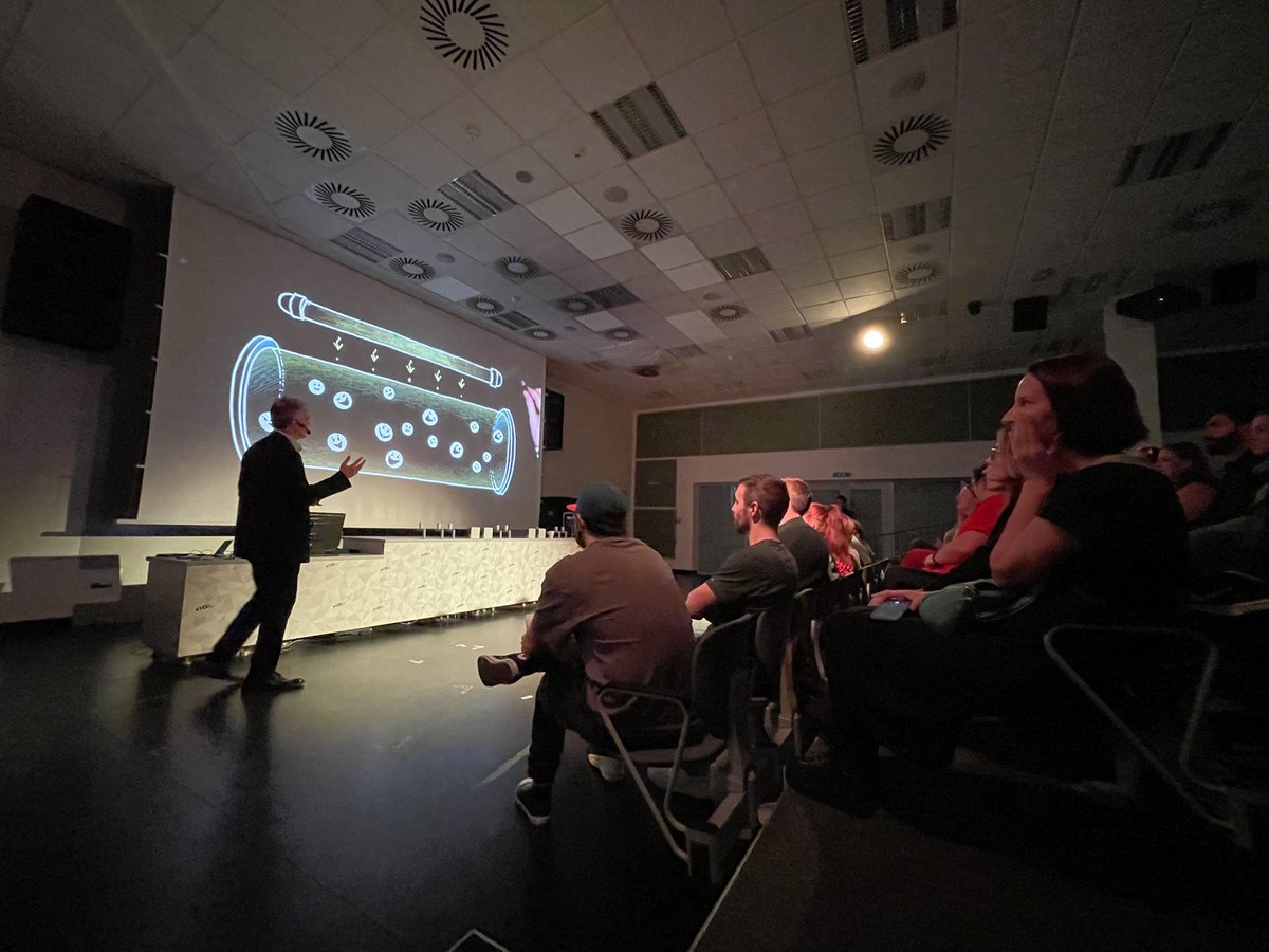 JM_microblog's tweet photo. Brno prostě vědou tento týden žije na plné obratky!:)
#citizenprogram na @icri2022 od @HvezdarnaBrno, #vidasciencecenter a #scienceparty, pak @FokusVM na @CEITEC_Brno a hlavně 450 špičkových vědců z celého světa!
#brnoregion rocks! welcome to #czech capital of science! https://t.co/g6QWM30Kcm