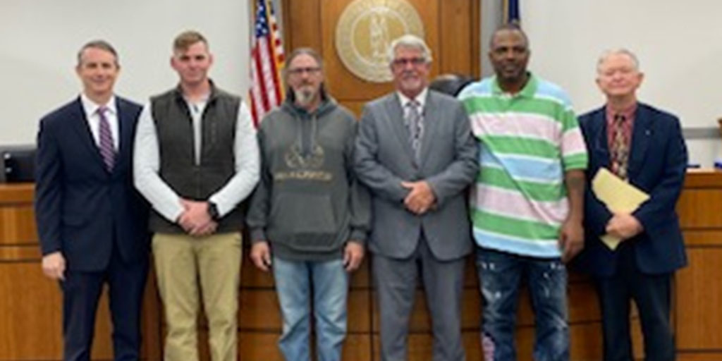 kentuckycourts's tweet photo. #SpecialtyCourts in Christian County celebrate 3 people achieving new beginnings! We applaud the graduates and Specialty Court judges and staff who make these accomplishments possible.
#Recovery #ProudofOurPeople #VeteransTreatment https://t.co/lBiyxZFBj3