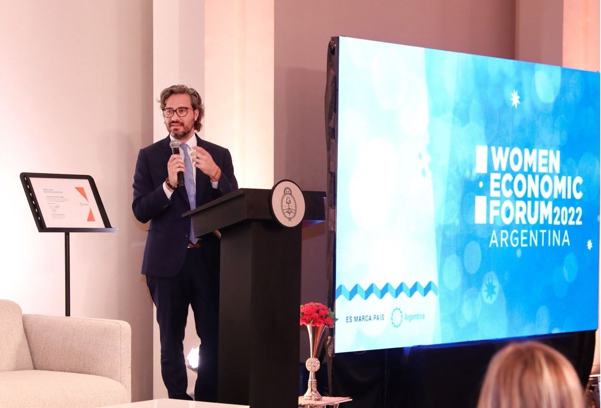 Cancilleria_Ar's tweet photo. El canciller Santiago Cafiero cerró el Women Economic Forum 🙍🏻‍♀️🙍‍♀️

El desarrollo económico de las mujeres y la lucha contra la violencia por motivos de género es un eje de la política exterior argentina.

El foro contó con la presencia de más de 20 delegaciones internacionales. https://t.co/gWYgfflGIu