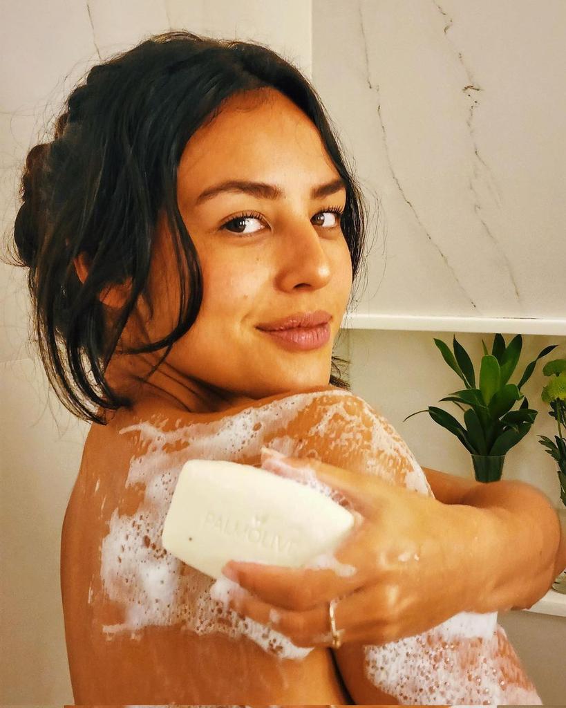 yannainfos's tweet photo. 📸 | Yanna Lavigne via Instagram:

Os sabonetes @palmolivebrasil contém fórmulas infusas e ingredientes 100 % naturais. Essa fórmula exclusiva, deixará sua pele surpreendentemente macia e nutrida, enquanto te envolve com uma agradável fragrância.
Nutre sua pele. Nutre sua vida! https://t.co/hoc1rbg9Gz