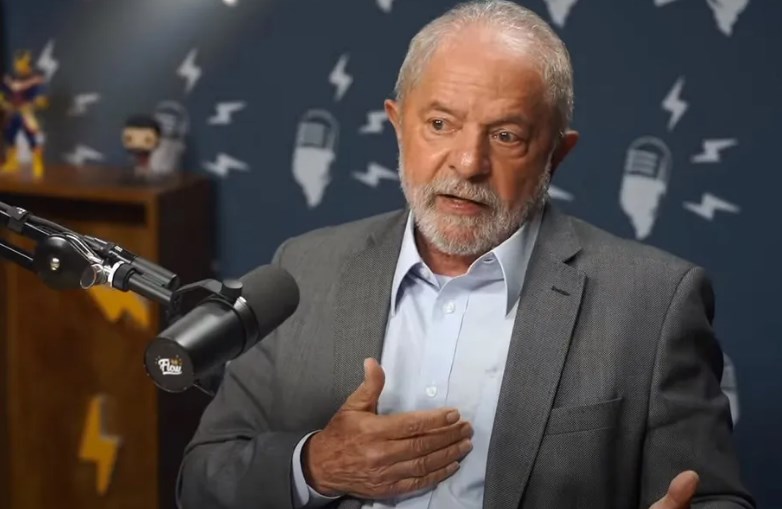 OGloboPolitica's tweet photo. Entrevista de Lula ao 'Flow' bate recorde de audiência em podcasts que era da participação de Bolsonaro. https://t.co/8lmQExYVid https://t.co/Ky9Ce6qrN5