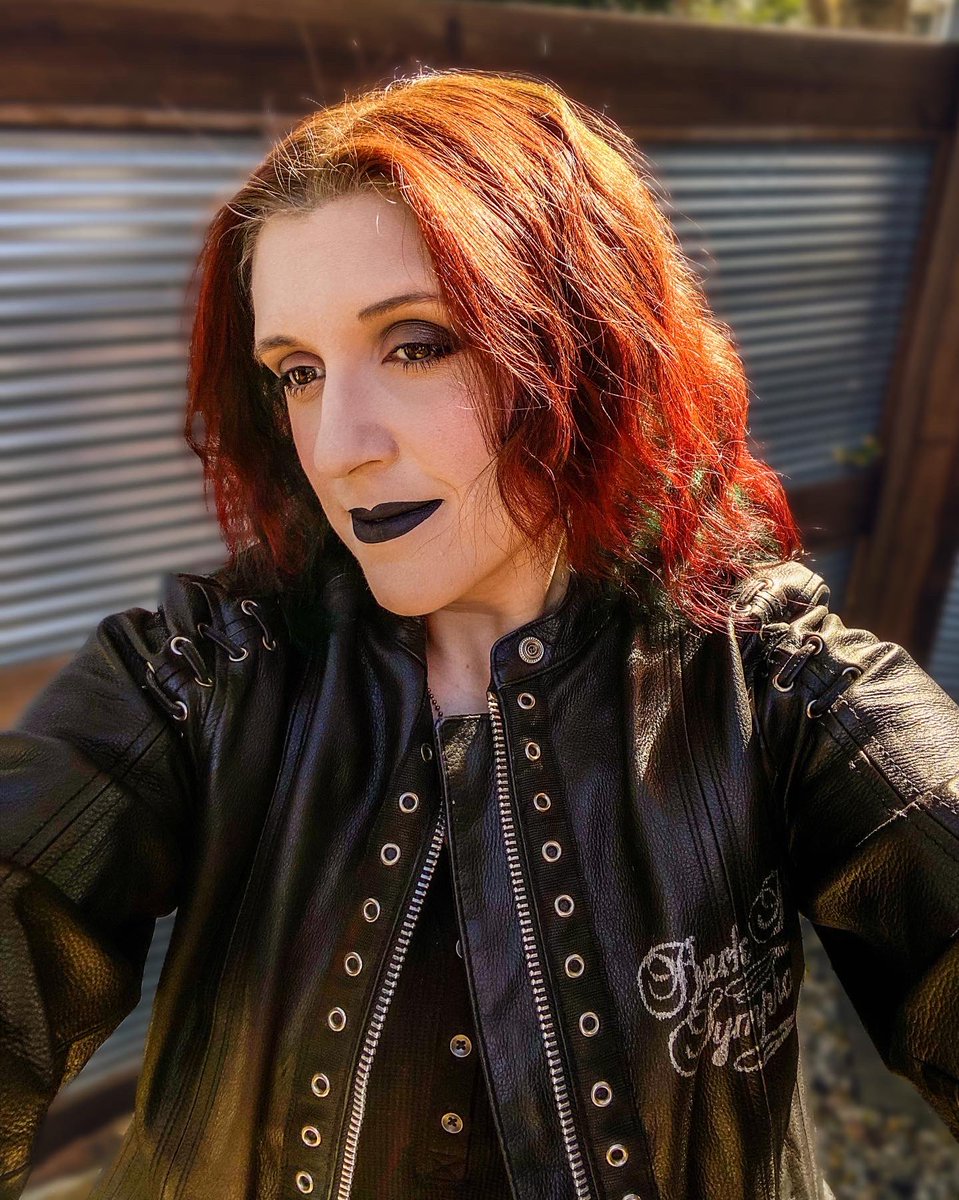 AlexDaleWCE's tweet photo. Fall hair color came out amazing! Especially since Sallyβs didnβt have orange or evergreen so I had to mix them both!
Clearly casual spooky makeup in full force! π
#newhaircolor #fall #fallhaircolor #fallvibes #fallcolors #orangeandgreenhair #orangeandtealhair #spookyseason https://t.co/ZAelWGCwg8