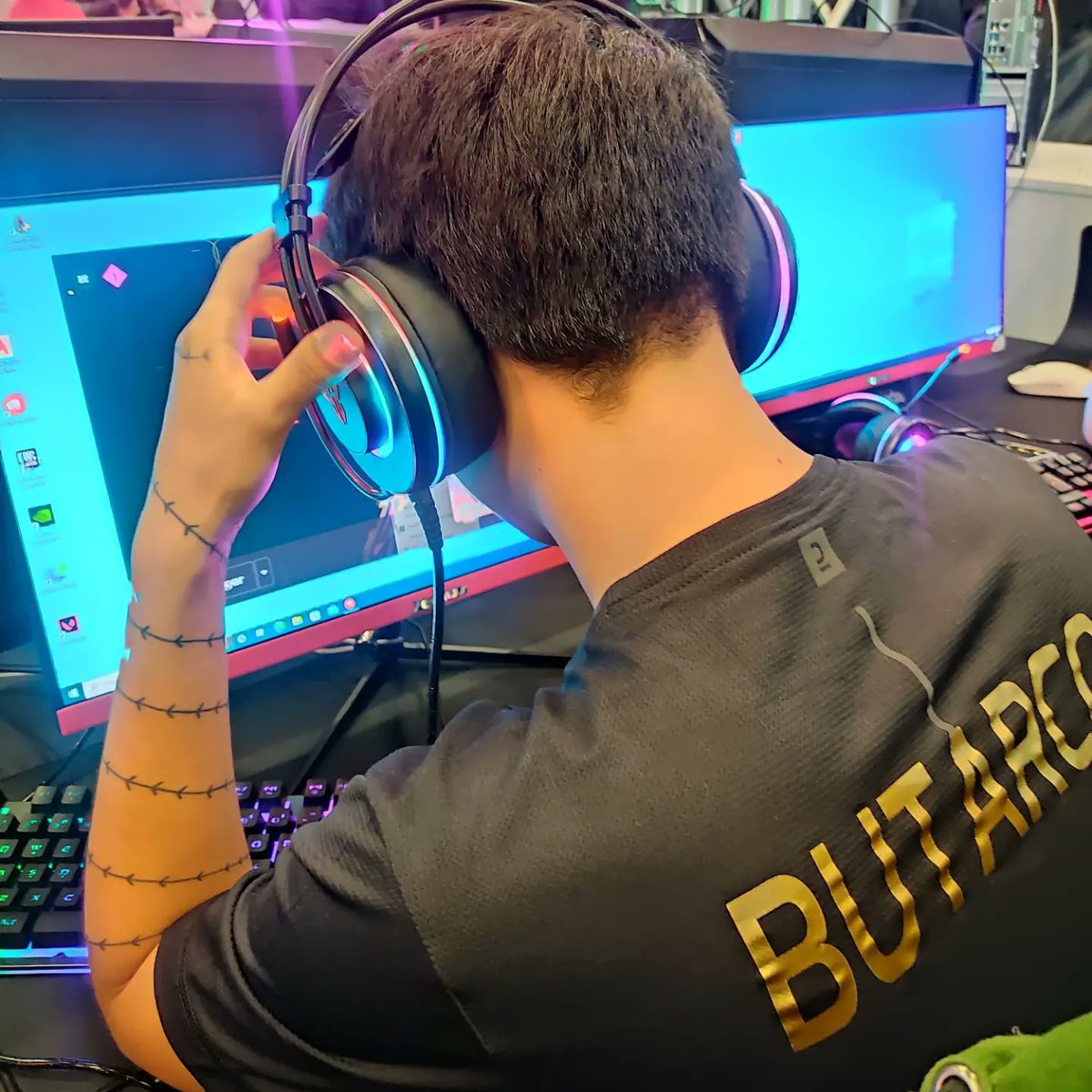 BonBonBumContra's tweet photo. Así cerramos nuestra participación en la #liganexo, tremenda experiencia y volveremos más fuertes. Gracias @lacomercialco por vestir de negro y dorado a nuestro equipo. Gracias @nexoarena un gran evento en el que faltó voluntad por parte de algunas marcas #wearecontraesports🛡🐊 https://t.co/cnu3t8Khx9