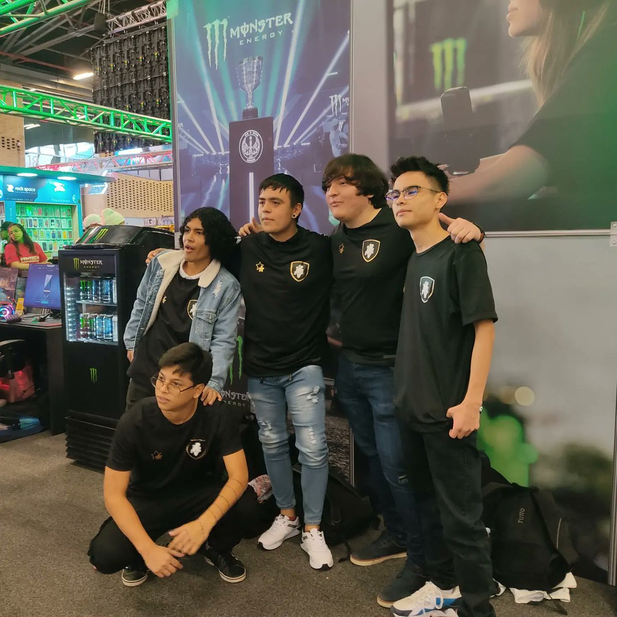BonBonBumContra's tweet photo. Así cerramos nuestra participación en la #liganexo, tremenda experiencia y volveremos más fuertes. Gracias @lacomercialco por vestir de negro y dorado a nuestro equipo. Gracias @nexoarena un gran evento en el que faltó voluntad por parte de algunas marcas #wearecontraesports🛡🐊 https://t.co/cnu3t8Khx9