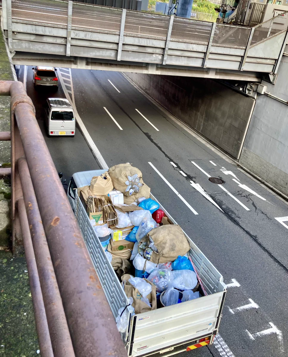 こ、この光景はww「追手から逃げる主人公が飛び降りた先にいるトラック」そのものww