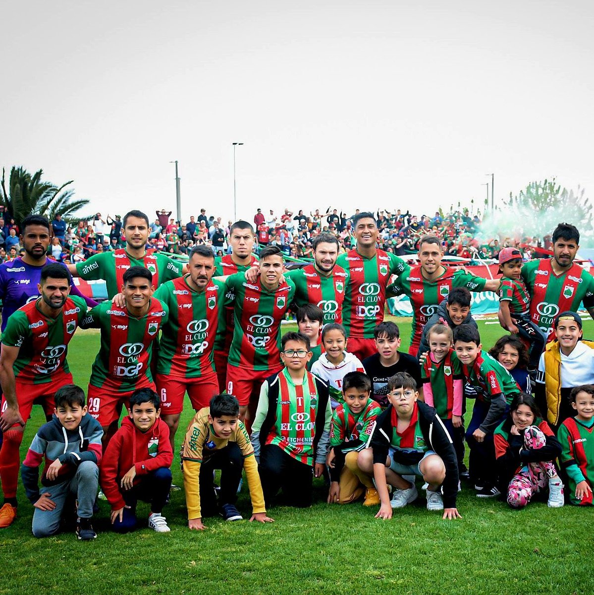 checha15716991's tweet photo. Muchachos ustedes nos pusieron aca , como hincha les pido que cuando estén en el olímpico practicando , piensen que ahí descansan las cenizas de decenas de hinchas que dejaban todo por los colores , por ellos , por nosotros , el sábado hagan historia , lo merecen , RAMPLA CORAZON https://t.co/rB69In6XrU