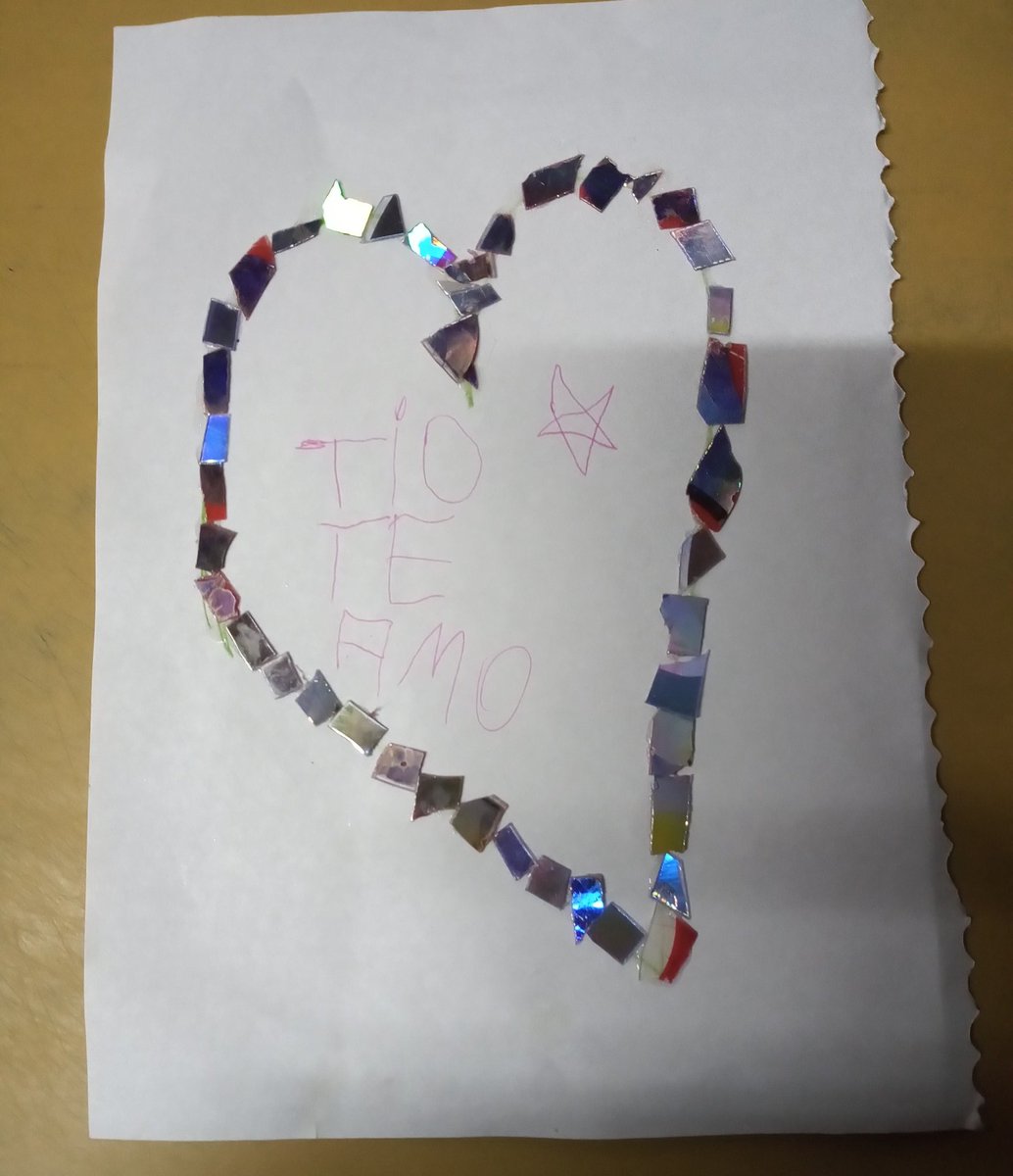 NikolascC's tweet photo. Mí sobrinita me hizo un corazón con CD's cortados ❤️ https://t.co/aFS0T0Pbo4