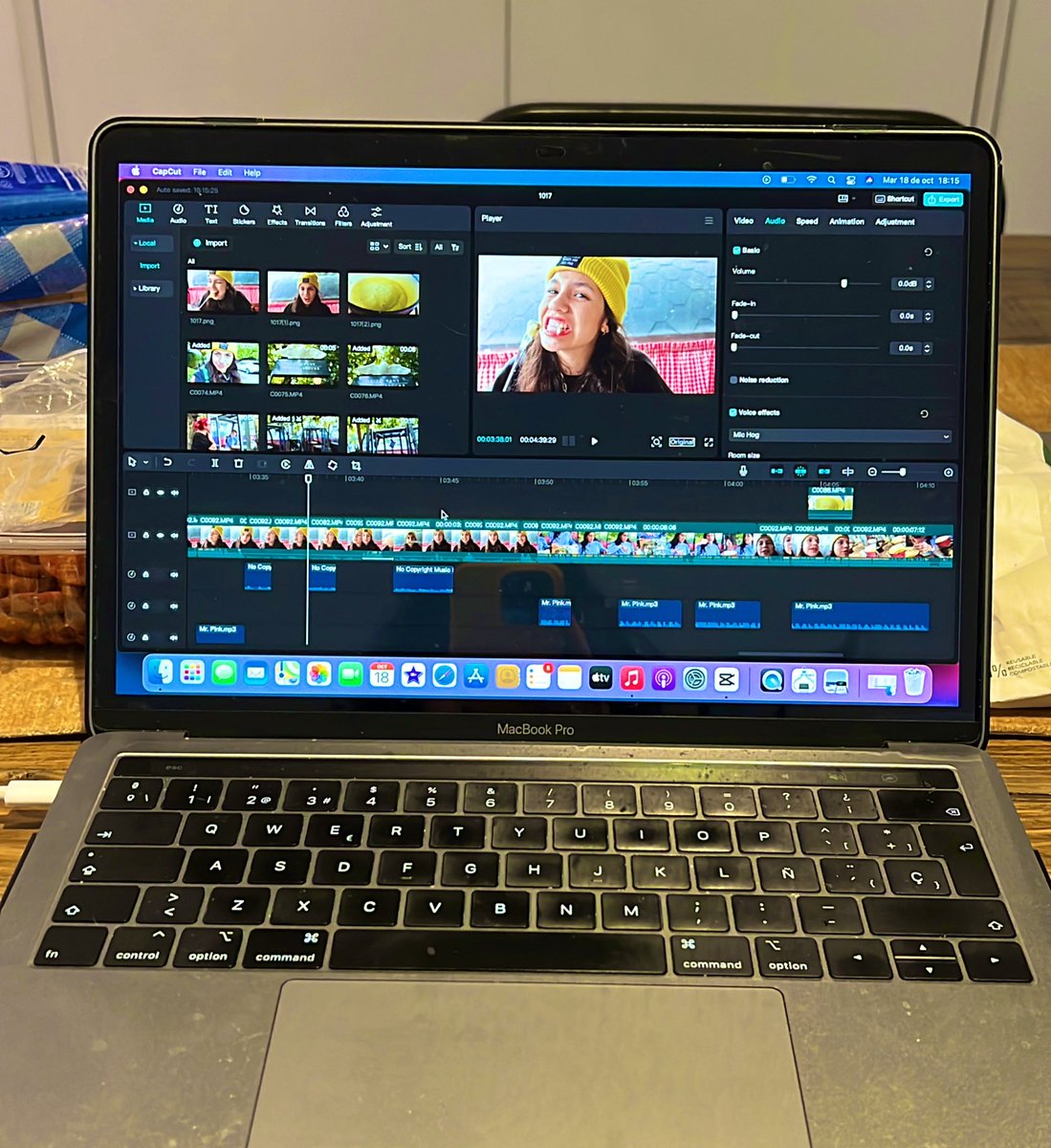 SoyFeerchaa's tweet photo. Okay pues después de poquito más de año y medio, acabo de terminar de editar un video pa’ youtube… que procede? 🫣 https://t.co/17X52R9bQ4
