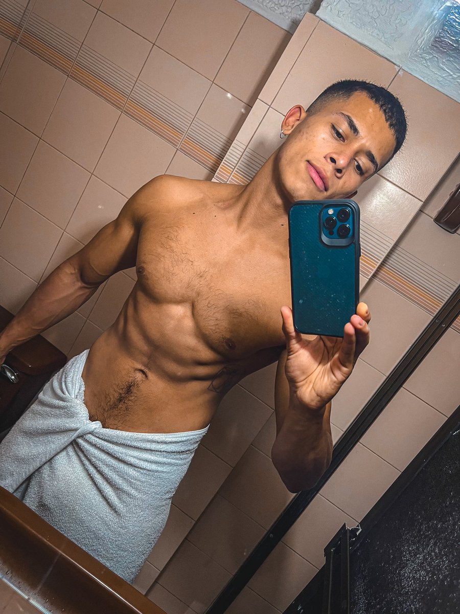 capnico3's tweet photo. Me extrañaban ? 
Send this to your friend 😈 #showervideo #showercam #Colombianos https://t.co/nqrZQQCa4A
